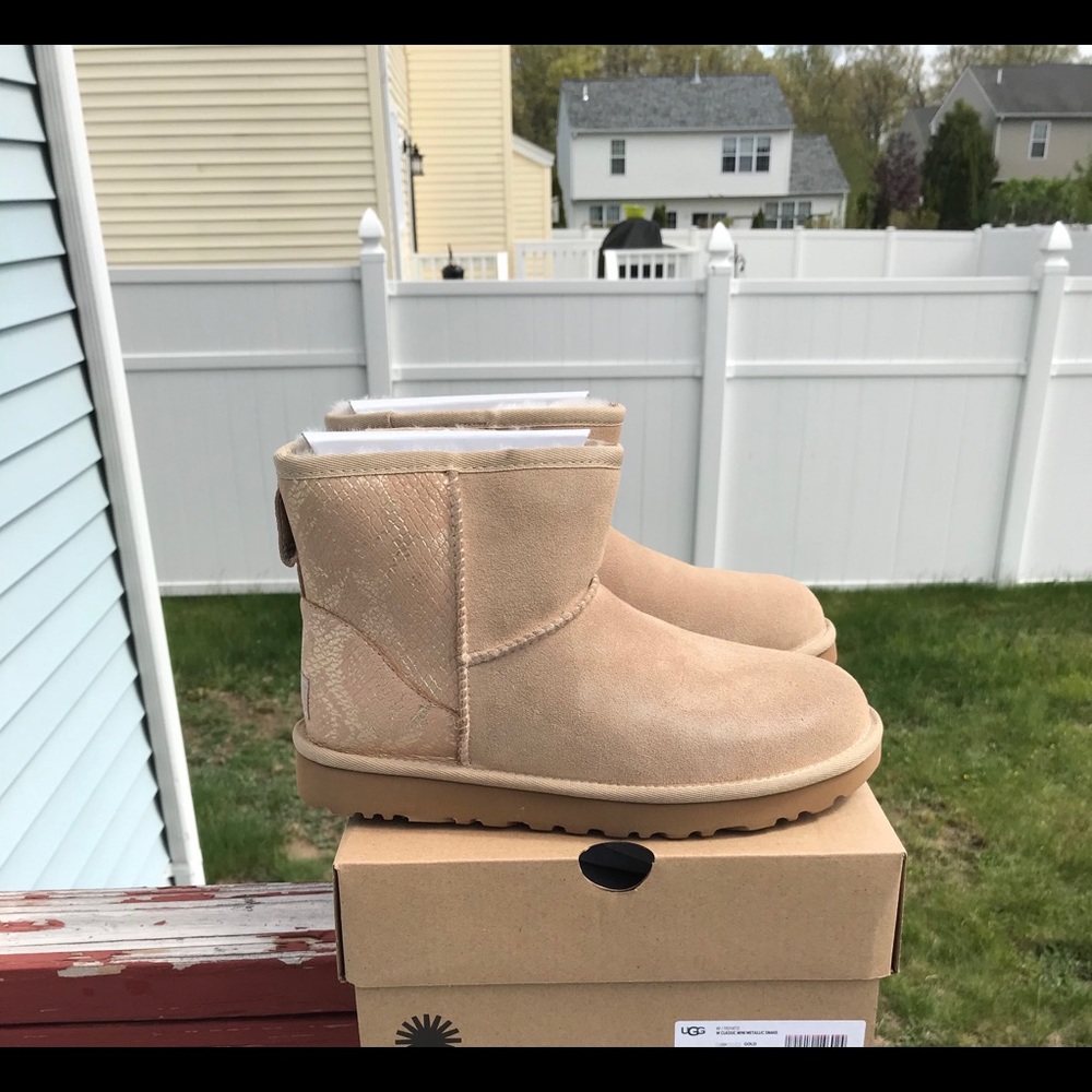 UGG Classic Mini Metallic Snake - Picture 5 of 9